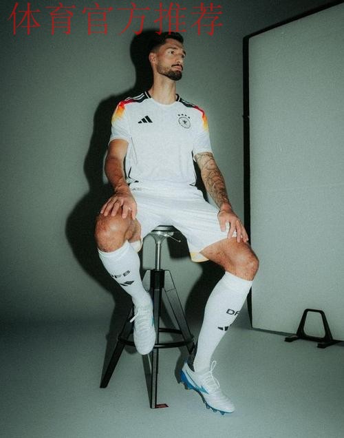 门兴官方：克莱因丁斯特成功接收膝关节手术，预计缺战数周